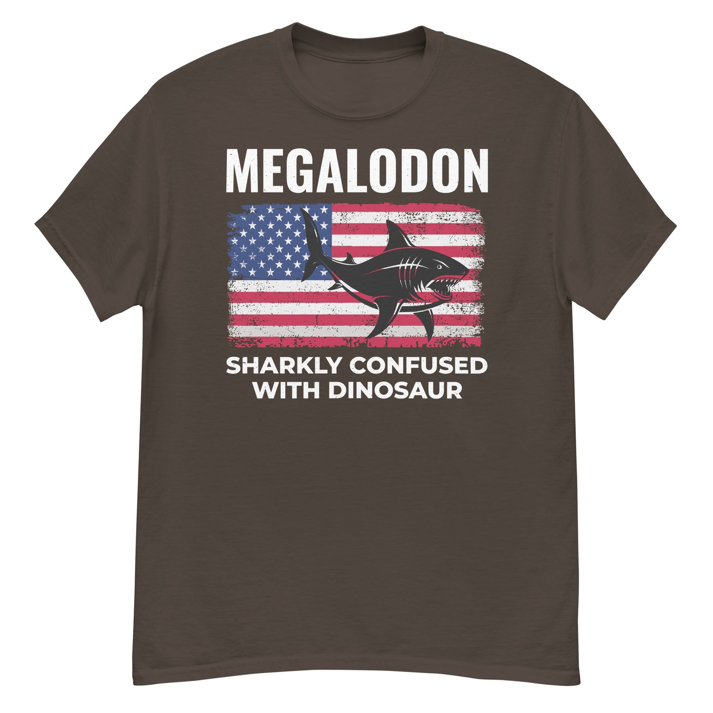 Megalodon: Sharkly confundido con dinosaurios Camiseta con bandera estadounidense